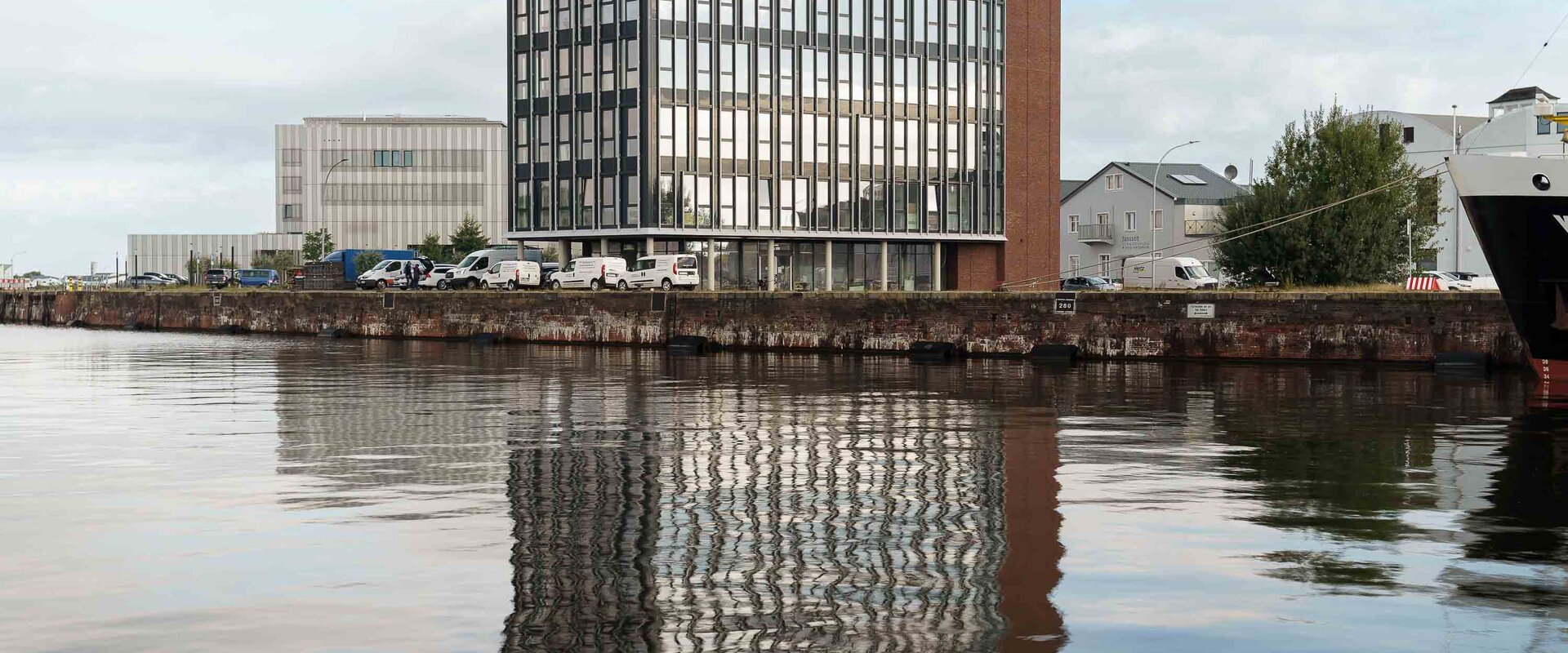 Modernes Bürogebäude am Kohlenkai im Werftquartier am Wasser | © Pressestelle des Magistrats – Pheline Hanke