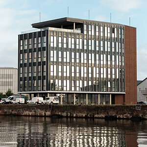Bürogebäude am Kohlenkai im Werftquartier | © Pressestelle des Magistrats – Pheline Hanke Modernes Bürogebäude am Kohlenkai im Werftquartier am Wasser | © Pressestelle des Magistrats – Pheline Hanke