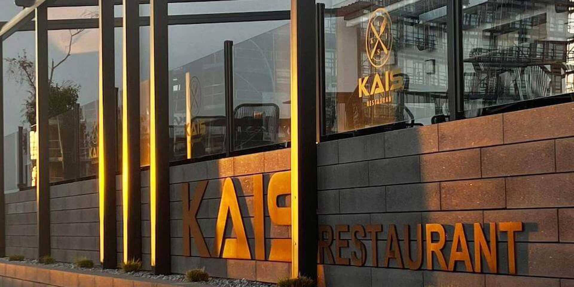 Kais Restaurant Fassade bei Sonnenuntergang | © Lasertag Arena GmbH