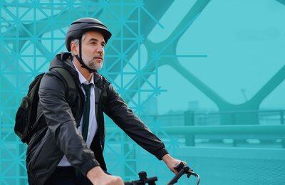 Geschäftsmann auf dem Fahrrad | © Envato Elements – halfpoint