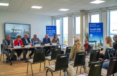 (v.l.n.r.) Christian Dohle (Pressesprecher Senat), Senatorin Dr. Claudia Schilling, Bürgermeister Dr. Andreas Bovenschulte (Präsident des Senats), Oberbürgermeister Melf Grantz, Bürgermeister Torsten Neuhoff, Laura Bohlmann (Pressesprecherin Magistrat) | © Johanna Geimer / Pressestelle