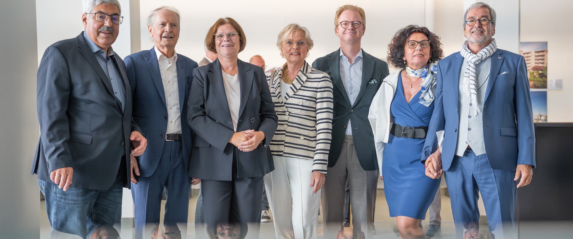 Feierten den Beginn der Bauarbeiten im Werftquartier (von links): Oberbürgermeister Melf Grantz, Karl Ehlerding, Wirtschaftssenatorin Kristina Vogt, Ingrid Ehlerding, John Ehlerding, Nadija und Dieter Petram.  | © Magistratspressestelle / Rebecca Rademacher
