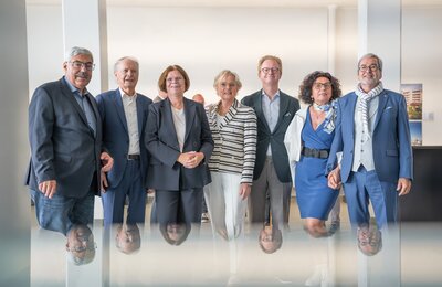 Feierten den Beginn der Bauarbeiten im Werftquartier (von links): Oberbürgermeister Melf Grantz, Karl Ehlerding, Wirtschaftssenatorin Kristina Vogt, Ingrid Ehlerding, John Ehlerding, Nadija und Dieter Petram.  | © Magistratspressestelle / Rebecca Rademacher