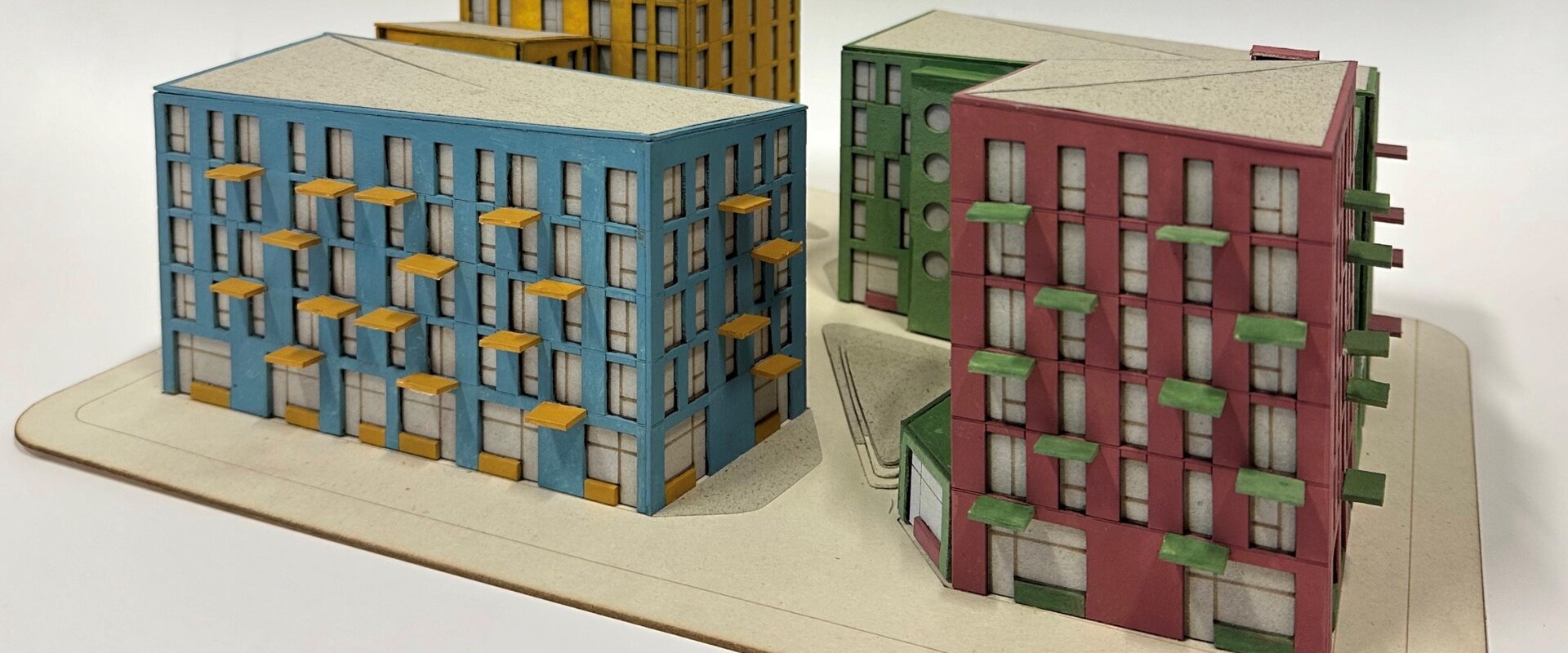 Integratives Wohnen im Werftquartier © Jonas Bultmann und Carla Reinicke (Hochschule Bremen) Holzmodelle für mehrgeschossige Wohnbauten im Werftquartier in Rot, Gelb, Blau und Grün