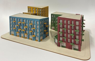 Holzmodelle für mehrgeschossige Wohnbauten im Werftquartier in Rot, Gelb, Blau und Grün